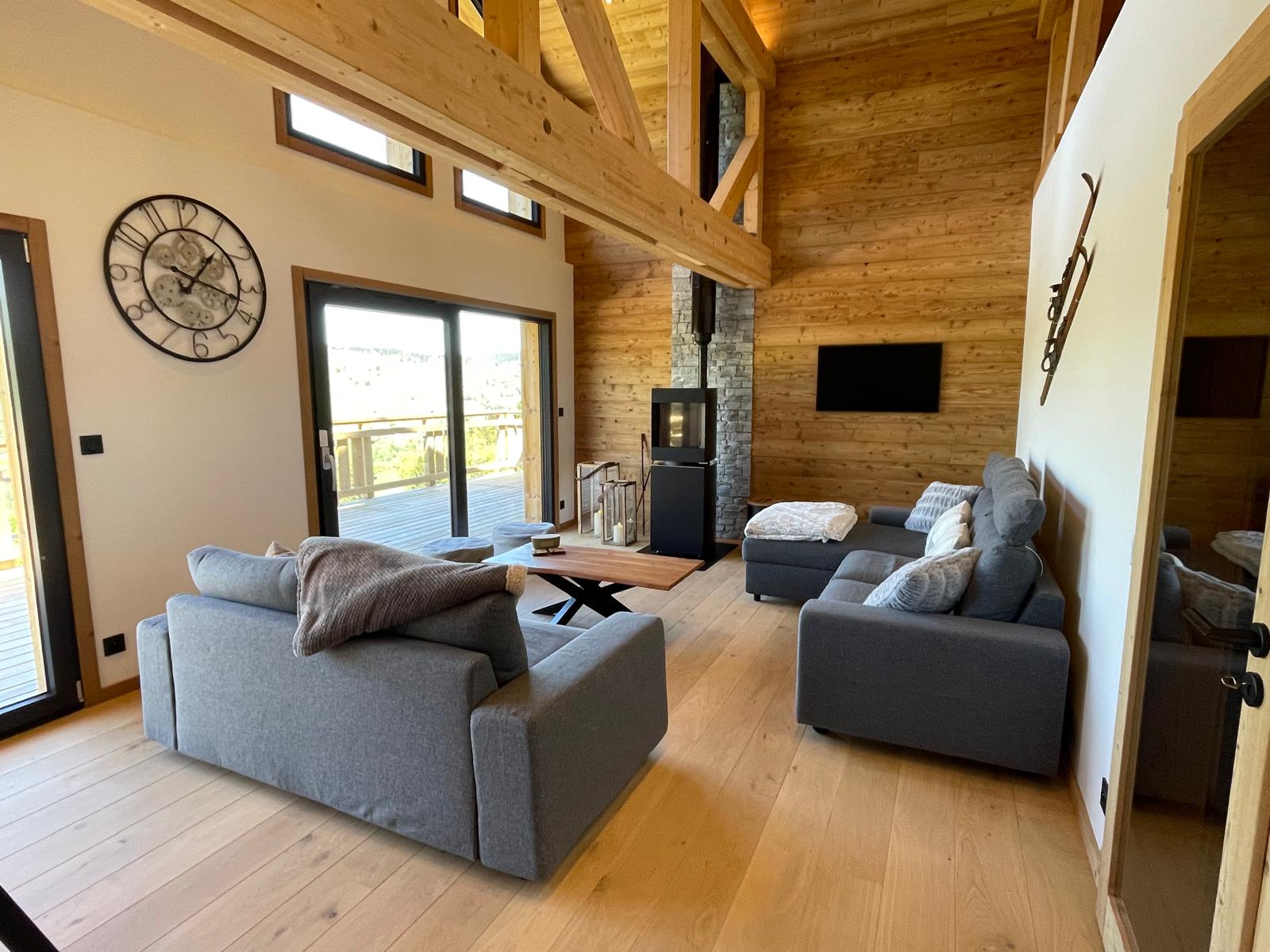 Salon chaleureux du chalet avec son poêle à pellets design